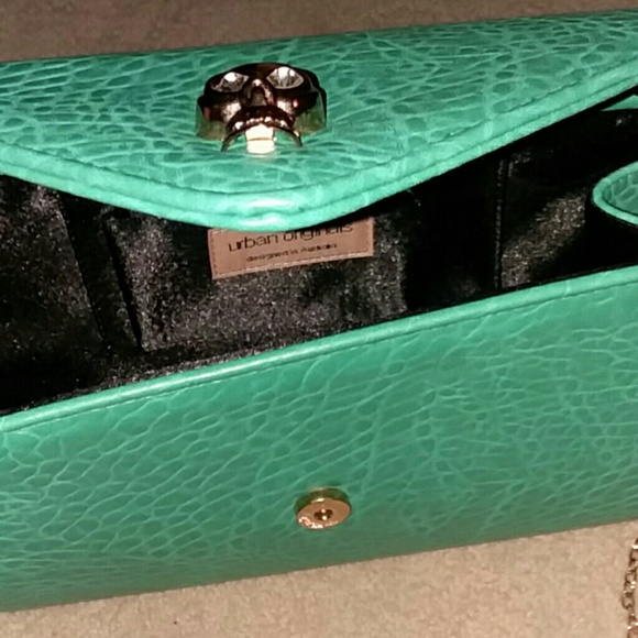 Urban Originals Vixon Crystal Skull Envelope Clutc - Picture 3 of 3